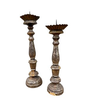 Coppia di candelieri in legno scolpiti e argentati