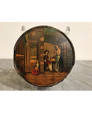 Antica tabacchiera in papier-mâché con scena dipinta