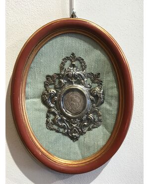 Cornice in argento cesellato e sbalzato del XVIII secolo contenente scudo genovese del 1683