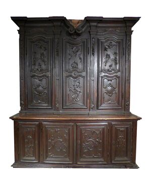 Mobile credenza in legno di noce scolpito, Piemonte, XVII secolo