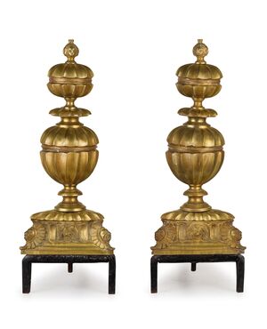 Coppia di alari in bronzo cesellato e dorato, Francia XIX secolo