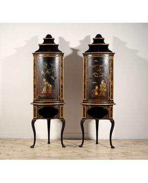 Pair of lacquered wood corner cabinets in Chinoiserie style, Piedmont, mid-18th century