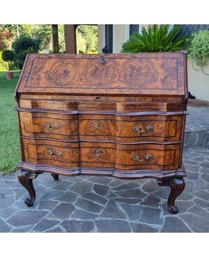 18th-century walnut bureau Louis XV Venice: a masterpiece of elegance