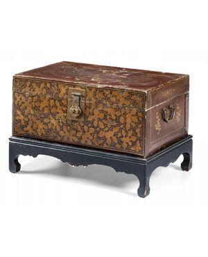 Lacquered and gilded wooden chest, China, early 20th century