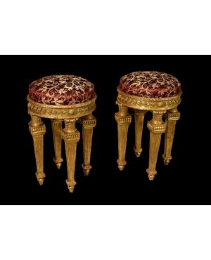 Splendida coppia di sgabelli neoclassici in legno intagliato e dorato, Sicilia, seconda metà del XVIII secolo