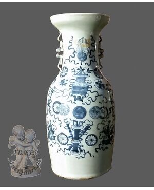 CHINESE BLUE AND WHITE VASE
