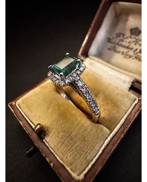 Anello  con Smeraldo  e  Diamanti