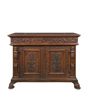 Credenza in legno intagliato. Italia, XVII secolo.