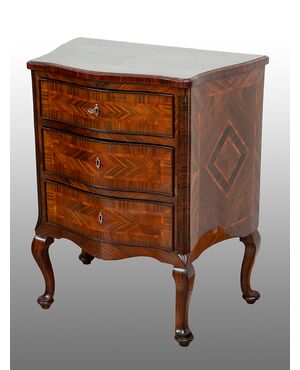 Comodino antico Luigi XIV Napoletano in radica di noce. Periodo XVIII secolo.