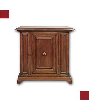 CREDENZA IN MASSELLO DI NOCE INIZI DEL XVIII SECOLO