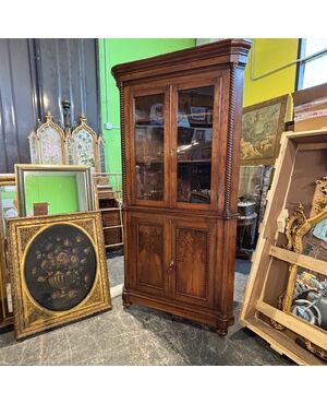 Antique Carlo X corner cabinet in solid walnut. Early 1800s, restored, with original glass. Dimensions: H 235 L 122 D 80