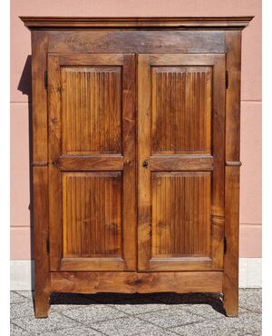 Armadio piemontese in noce con ante scanalate, fine XVIII secolo