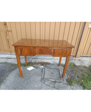 Scrivania da centro in lastrone di noce