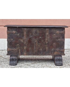 Cassa panca in noce con ferri battuti traforati a croce – Italia settentrionale, fine XVI – ini