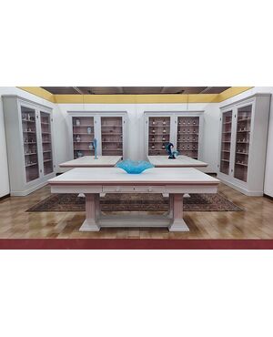 Gruppo di librerie con tavoli