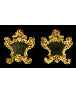 Coppia di cartaglorie in legno intagliato e foglia oro.