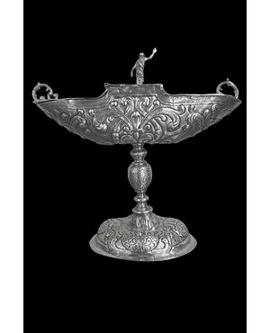 Navicella porta incenso in argento sbalzato.