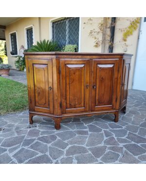 Credenza scantonata del 700 in noce  Veneto