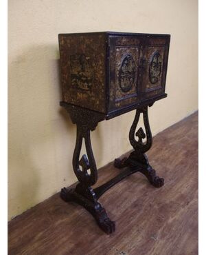 Lacquered two-door cabinet of Chinese origin, 19th century: L50xP30xH95 cm