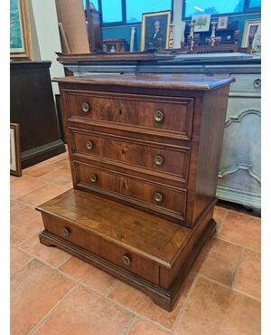 Tuscan 18th-century walnut veneered prie-dieu
