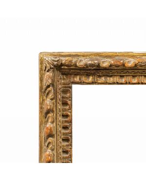 Cornice barocca in legno scolpito, intagliato e dorato. Toscana, XVII secolo.
