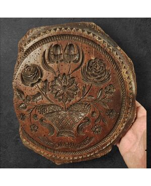 Important richly carved wooden brand, 18th century