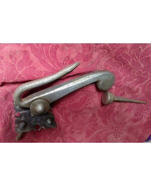 Battente in ferro elegantemente lavorato a forma di serpente