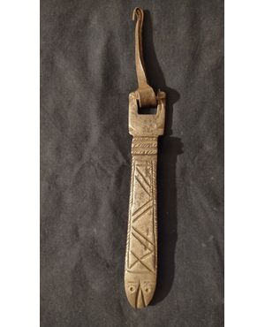 Bel battiporta zoomorfo in ferro forgiato a forma di pesce.