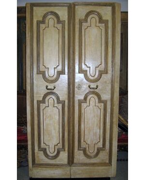 02 Venetian doors lacquered ivory and decorated with mecca frames