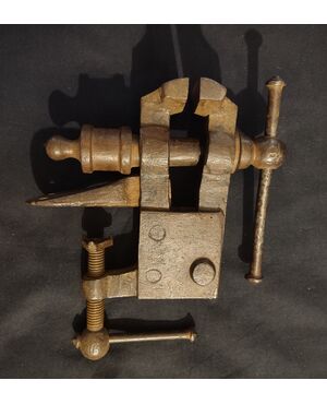 Bella morsa da banco in ferro forgiato XIX secolo