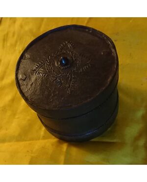 Bella scatola in ferro forgiato ed inciso  coperchio chiusura con segreto