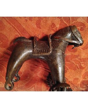 Antico giocattolo indiano in bronzo a forma di cavallo