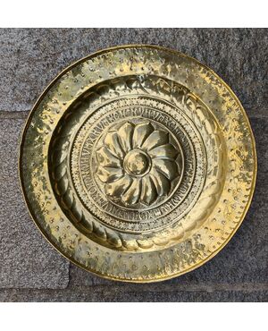 Grande piatto in ottone sbalzato, inciso e dorato Veneto XVII secolo
