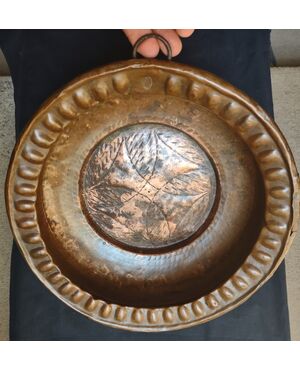 Bacile on rame sbalzato XVII secolo