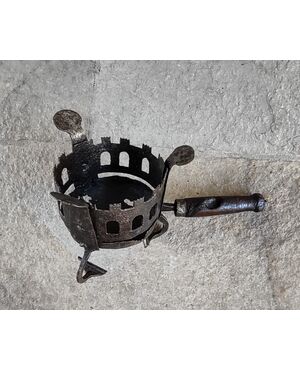 Braciere toscano a castello in ferro forgiato e traforato XV secolo