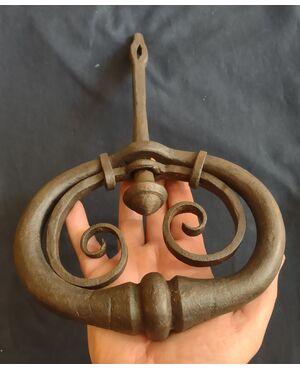 Grande maniglia di portone in ferro forgiato inizi XVIII secolo