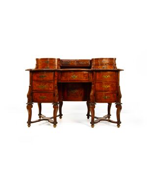 "Mazzarino style" desk veneered in walnut and burr walnut, 18th century