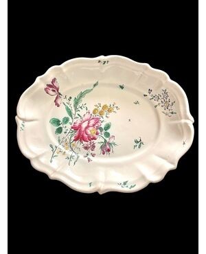 Piatto in maiolica con tesa lobata e decoro alla’rosa’al terzo fuoco.Manifattura di Antonio Ferretti.Lodi