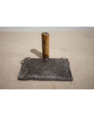 Antique iron carding tool, finely crafted - 17th century