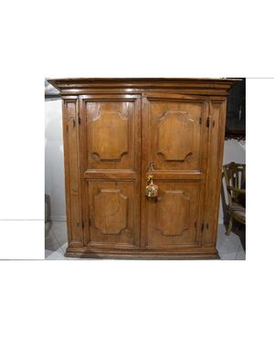 Credenza stipo del '600 in legno dolce