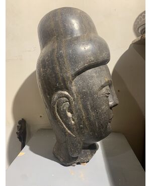 Grande testa in pietra nera. Cina XVIII secolo.