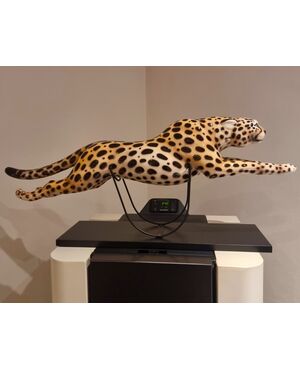 Ghepardo in ceramica dipinta con base alta classe: eleganza e carattere