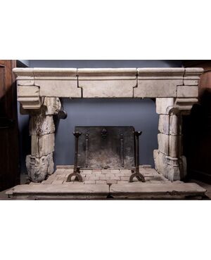 CHP211 - Imposing Gothic fireplace in Burgundy stone, from the 13th/14th century, from France, measures cm L 325 x H 200 x D 130