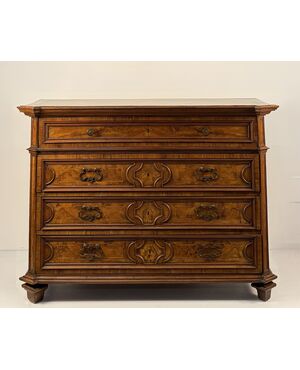 Cassettone in noce e in parte lastronato in noce, fine XVII secolo