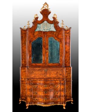 Ebanisteria veneta del XVIII secolo, Cassettone a ribalta con alzata