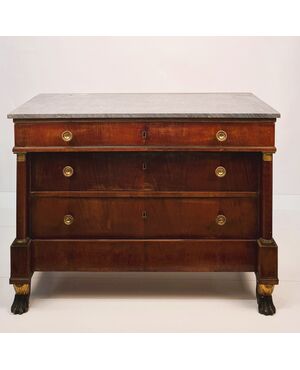 Walnut veneered chest of drawers, first quarter of the 19th century.
