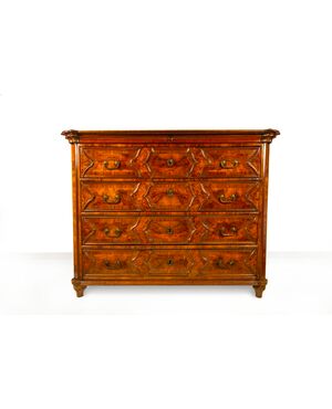 Cassettone lastronato in noce e radica, Lombardia, inizio del XVIII secolo