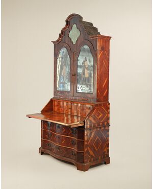 Cassettone a ribalta con alzata lastronato in carrubo, Veneto XVIII secolo