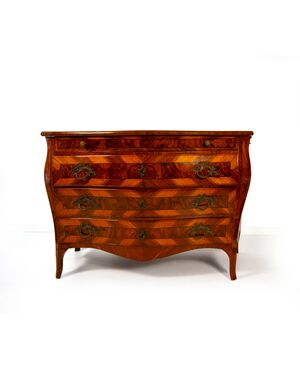 Cassettone lastronato in carrubo, noce e radica, Modena, metà del XVIII secolo