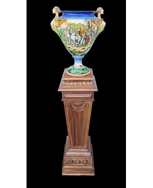 Grande vaso in maiolica a decoro istoriato con colonna lignea.Molaroni ,Pesaro.